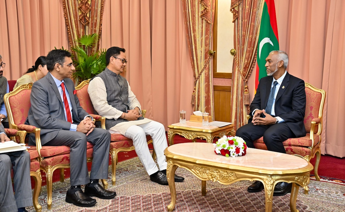Maldives के President Dr. Mohamed ने भारत से अपने द्वीप से सैन्य उपस्थिति हटाने का अनुरोध किया