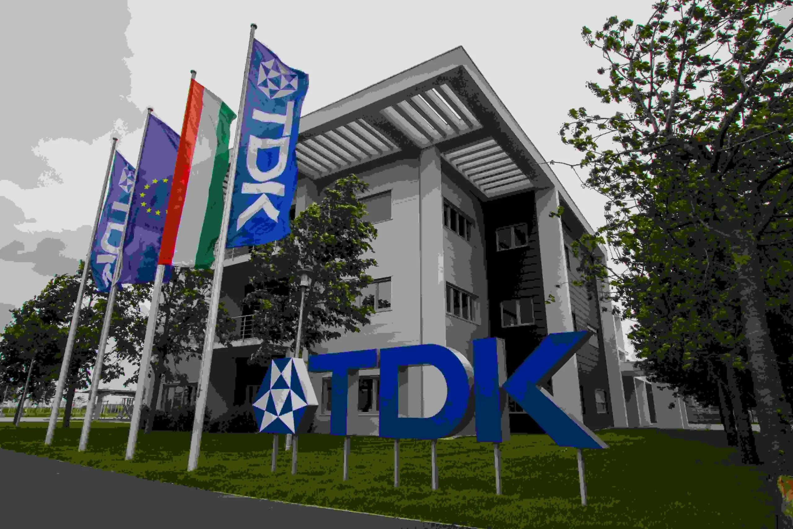 भारत iPhone बैटरी सेल बनाने वाली जापान की सबसे बड़ी कंपनी TDK का स्वागत करता है